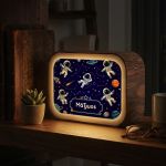 Lightbox – Επιτραπέζιο Φωτιστικό με Όνομα, Βόλτα στο Διάστημα